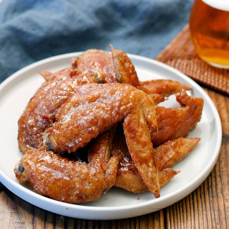 皿に盛られた鶏手羽先の唐揚げ