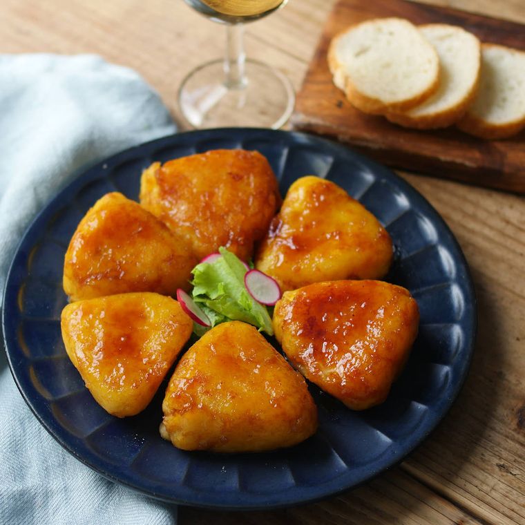 青い皿に盛られたカマンベールいももちの照り焼き