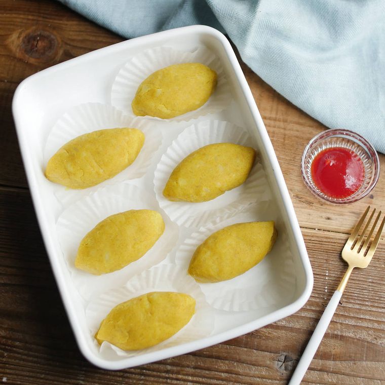 白い保存容器に入ったカレーマッシュポテト