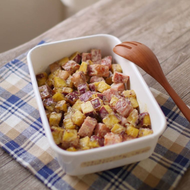 白い容器に入ったさつまいもとベーコンのコロコロサラダ