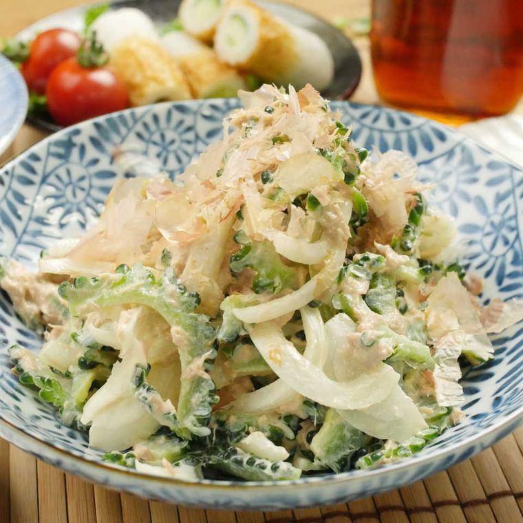 丸皿に盛り付けたシャキッと丸ごとゴーヤのサラダ