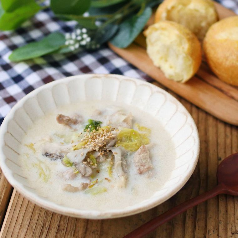 器に盛られた白菜と豚肉の豆乳スープ