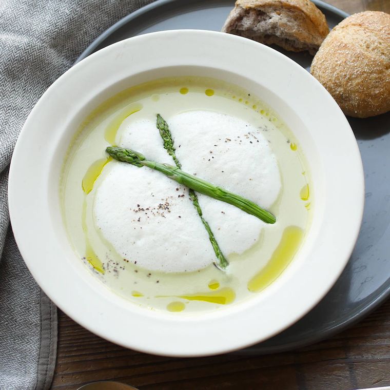 器に盛られたアスパラガスの豆乳ポタージュ