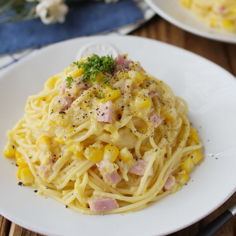 皿に盛られたとうもろこしの冷製豆乳パスタ