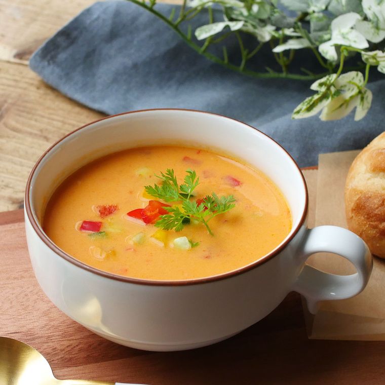 スープカップに盛られた玉ねぎとパプリカの冷製豆乳スープ