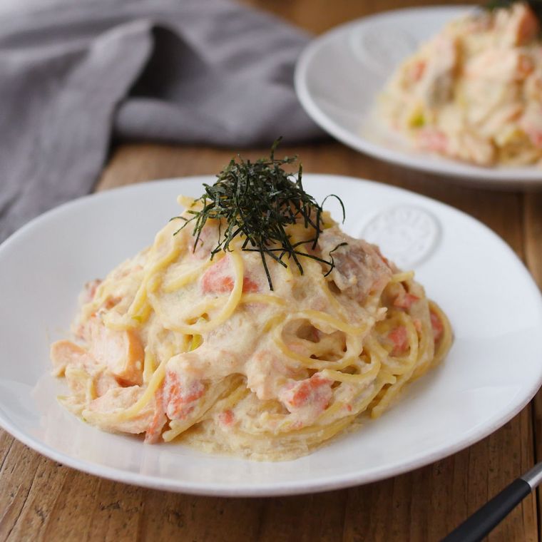 皿に盛られた鮭の豆乳みそクリームパスタ