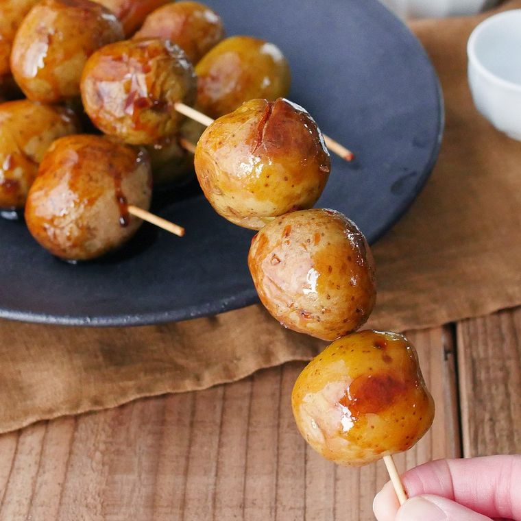 皿に盛り付けたじゃがいものみたらし串