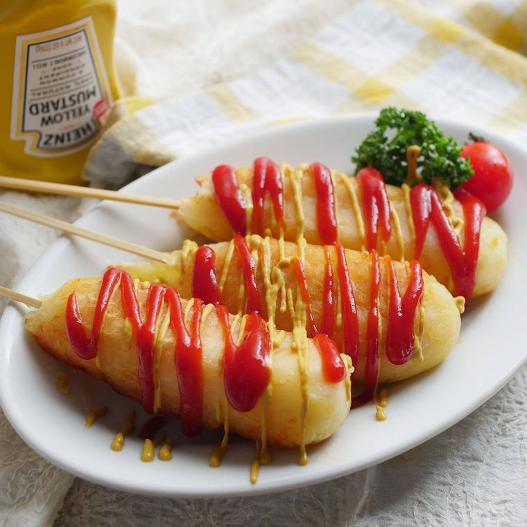皿に盛り付けたじゃがいもチーズドッグ
