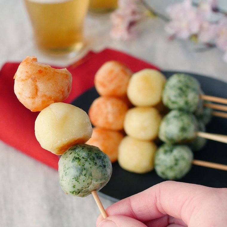 三色いももちを手に持っている様子