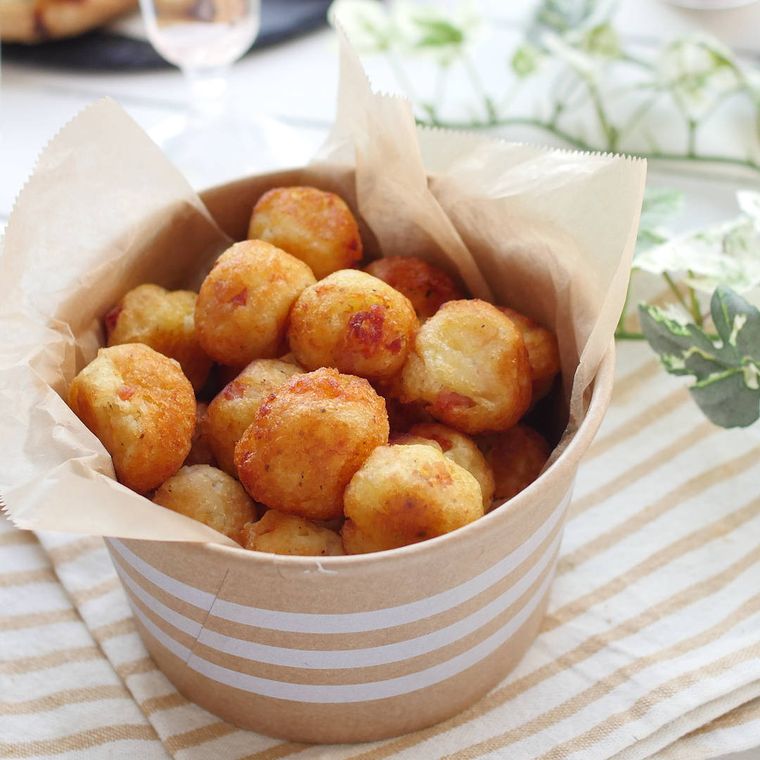 カップに盛り付けたコロコロじゃがいもボール