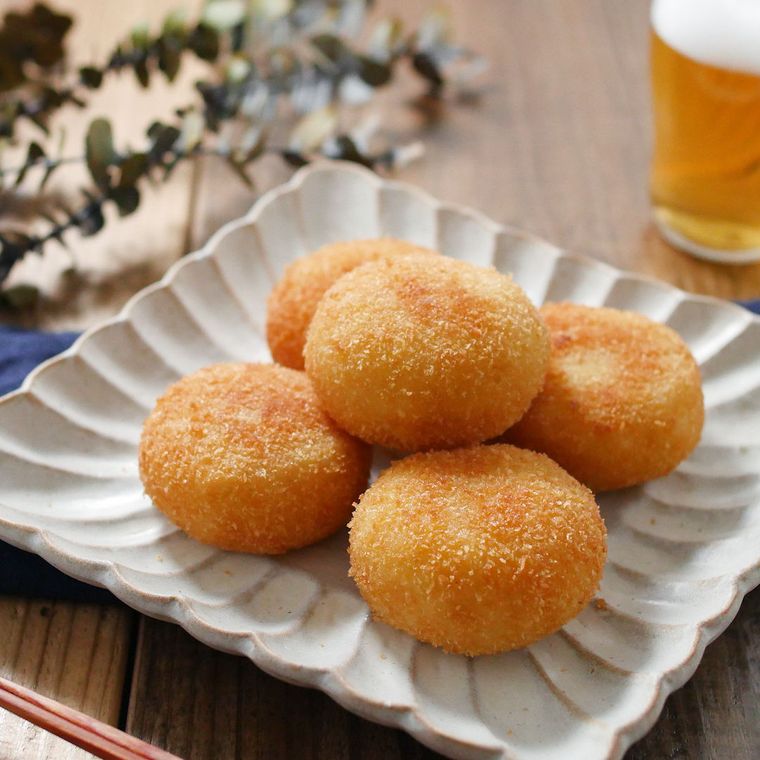 皿に盛り付けた明太チーズ揚げいももち