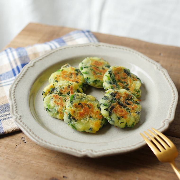 皿に盛り付けたほうれん草とじゃこのおやき