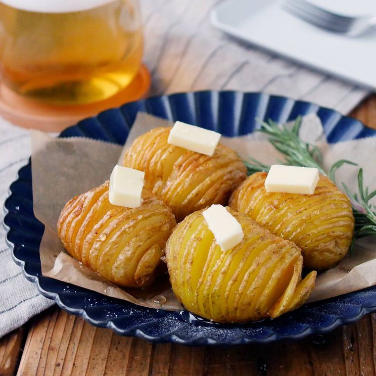 皿に盛り付けたはちみつバターポテト