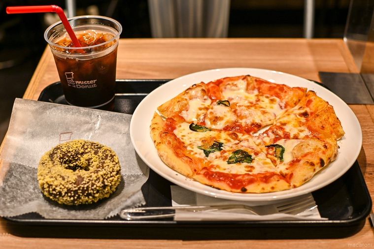 ミスタードーナツのピザ、ドーナツ、アイスコーヒー