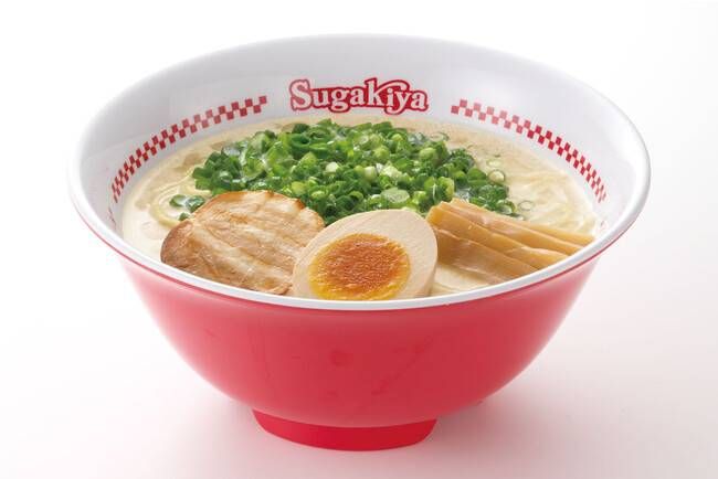 丼に入ったラーメンが置かれている