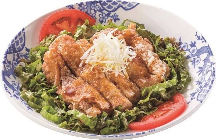 皿に盛られた油淋鶏