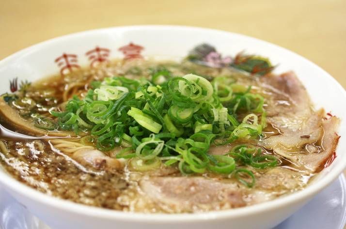 丼に入ったラーメンが置かれている