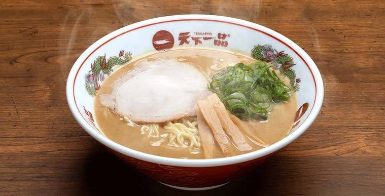 丼に盛られたラーメンが置かれている