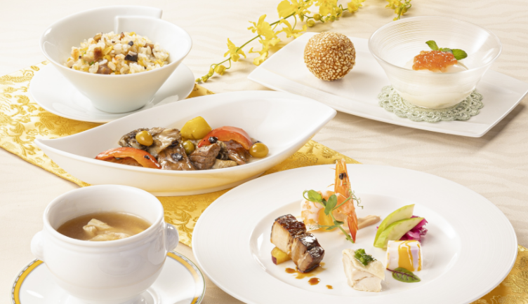 中華のコース料理が並んでいる