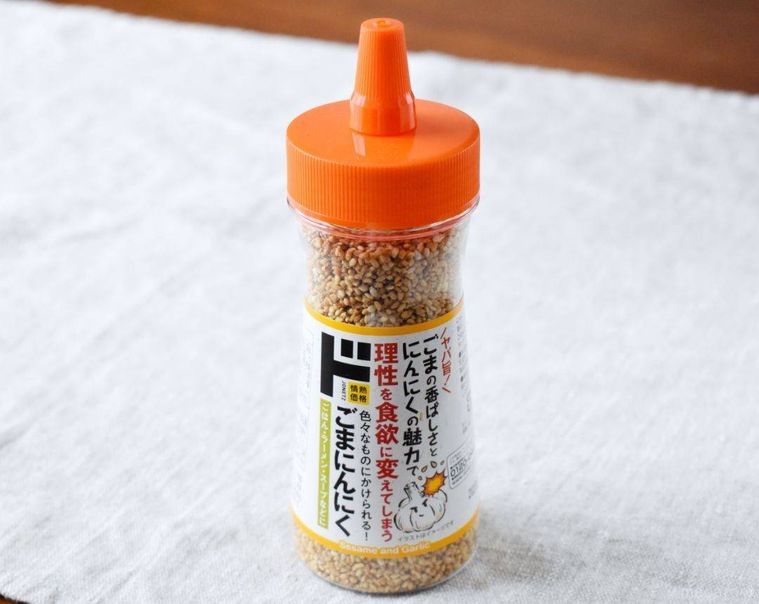 手に持ったごまにんにくのボトル