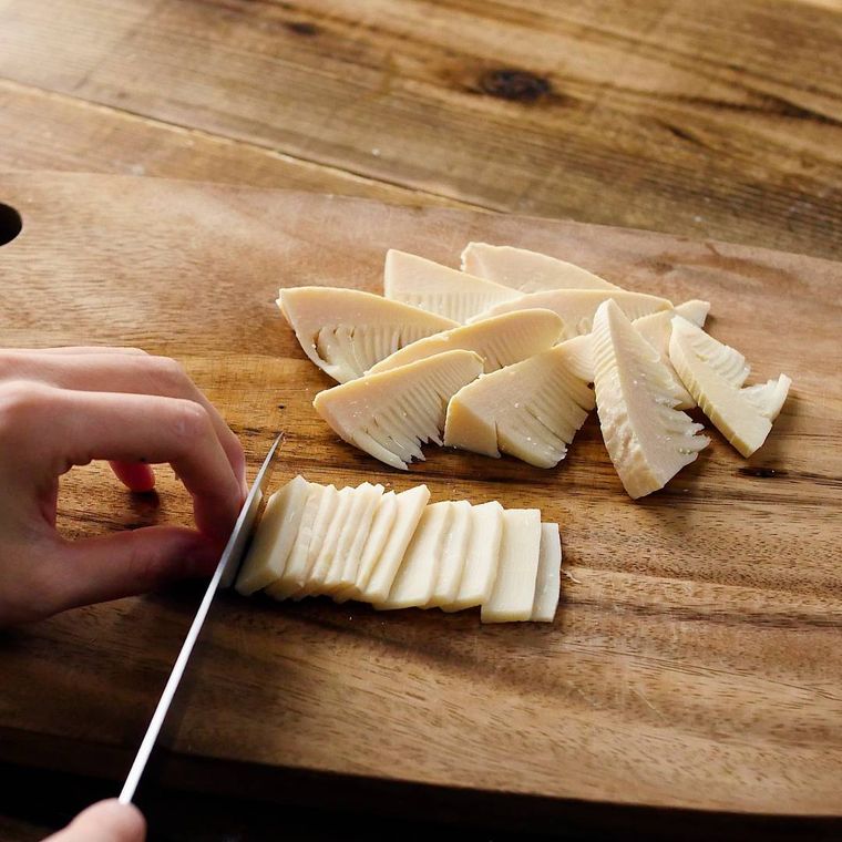 たけのこを切っている