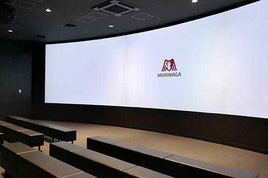 巨大スクリーンが設置されている