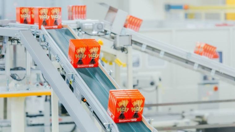 ポッキーがベルトコンベアーで運ばれている