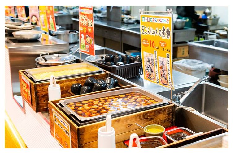 こんにゃくのバイキング料理が並んでいる