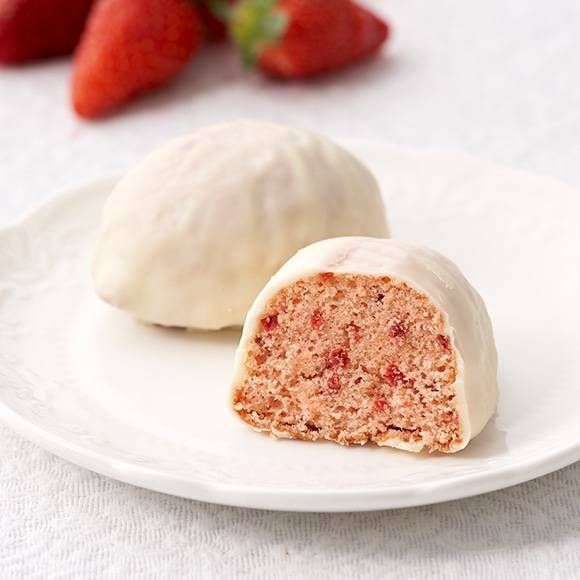 ホワイトチョコでコーティングされたストロベリーケーキ