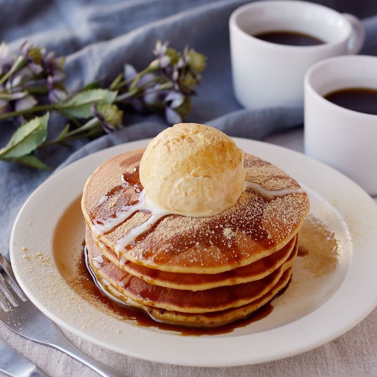 重ねたパンケーキの上にバニラアイスをのせた盛り付け