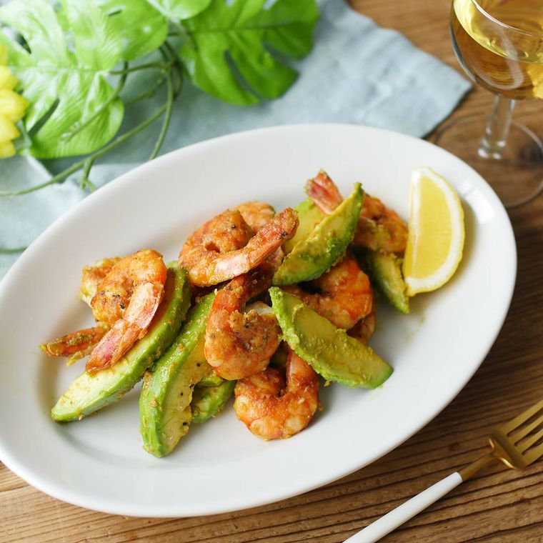 白い楕円の皿にアボカドガーリックシュリンプが盛り付けてある