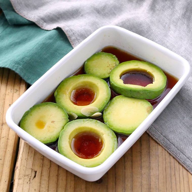 白い保存容器にやみつきアボカドを入れている