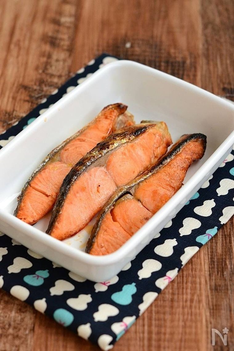 白の保存容器に入った鮭の塩焼き