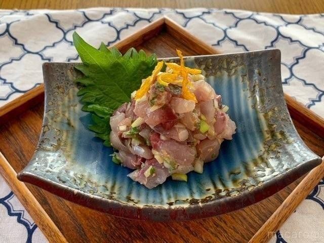 四角い皿に盛りつけられた大葉とあじのなめろう