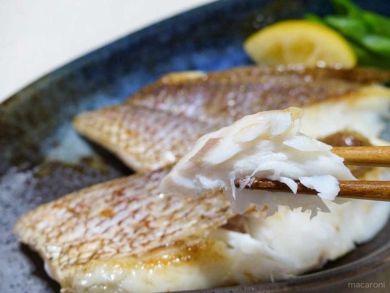 黒い皿に盛りつけられた鯛の塩焼き