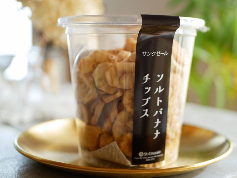 ゴールドプレート皿にのった久世福商店ソルトバナナチップス