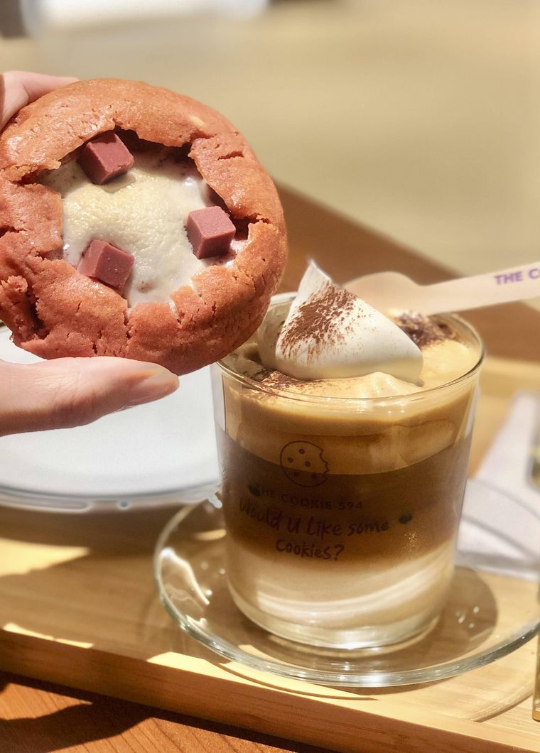 ピンクがかわいいダブル ストロベリークッキーとカフェ