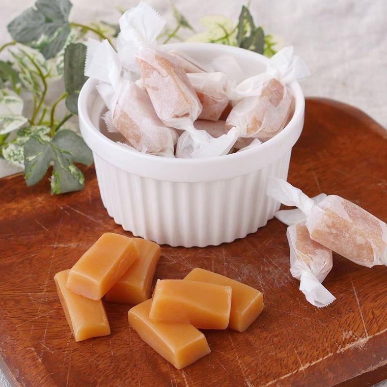 まな板の上にキャラメルが置かれている