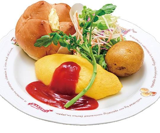 オムライス、ラケルパン、じゃがいも、サラダがワンプレートに盛られている