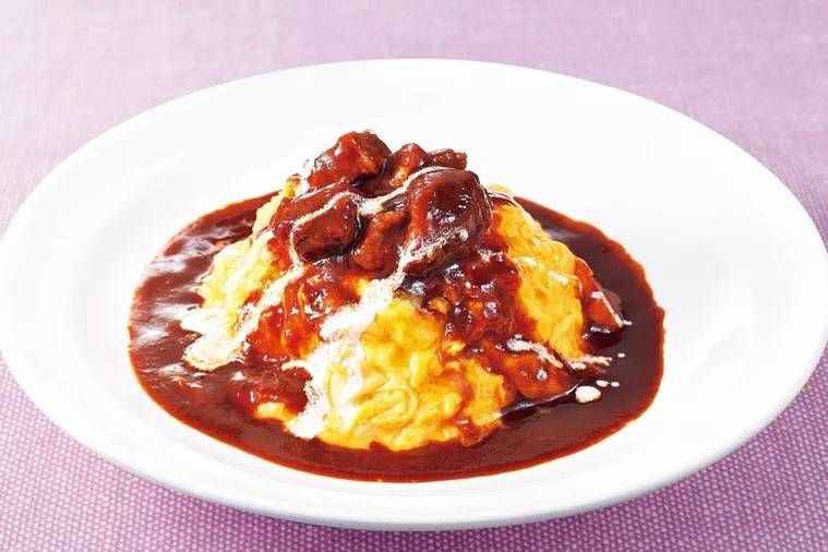 ビーフシチューソースがかかったオムライス