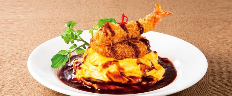 オムライスの上にコロッケとえびフライがのっている