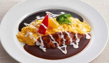 黒カレーとデミグラスソースがかかったオムライス