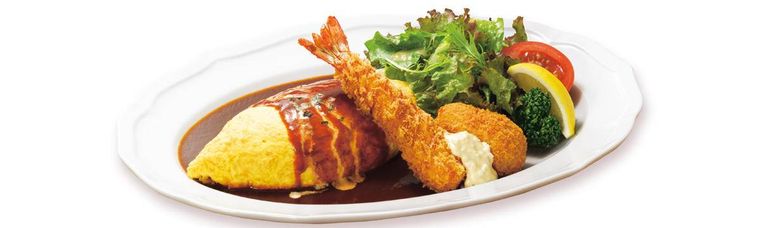 オムライスにえびフライやクリームコロッケなどが添えられている