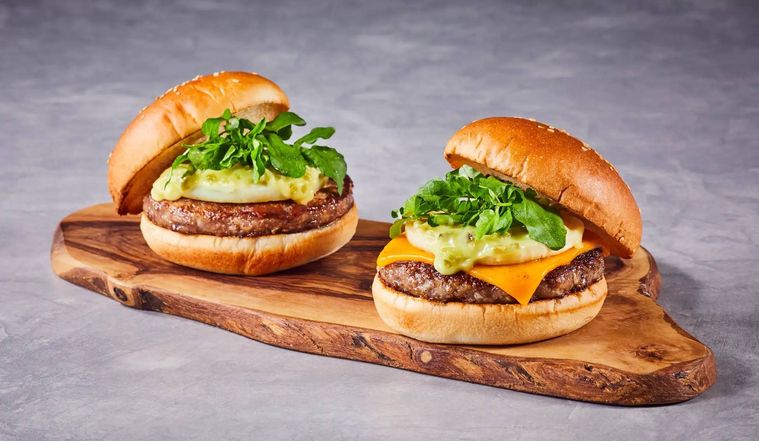 木のトレーの上にハンバーガーが置かれている