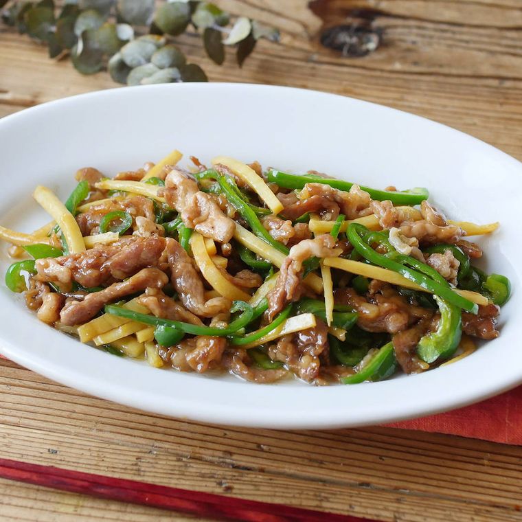 白の皿に盛られた青椒肉絲