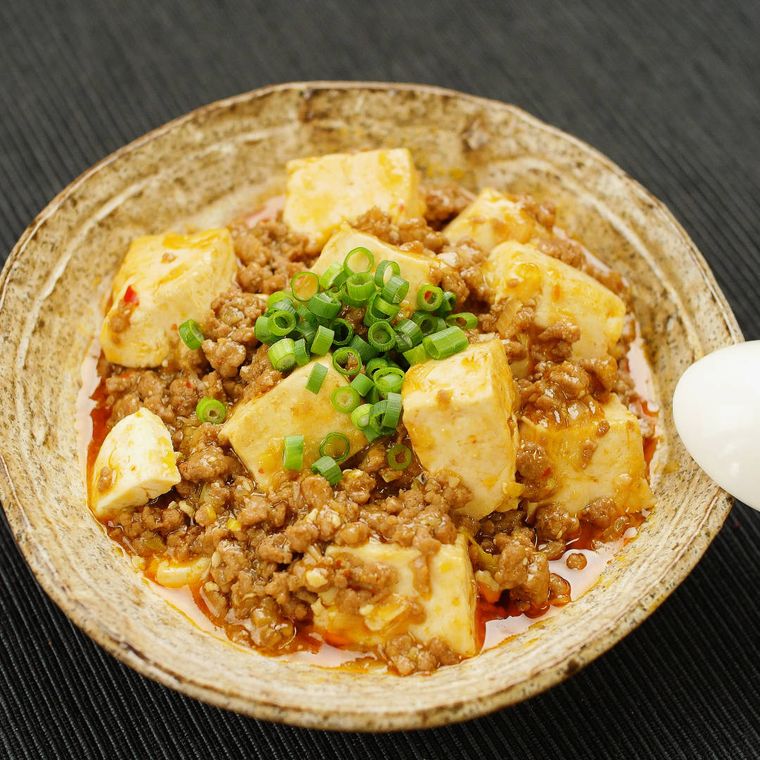 ネギがトッピングされた麻婆豆腐