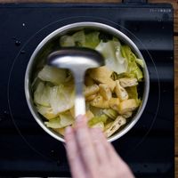 【作り方】レタスと油揚げの味噌汁