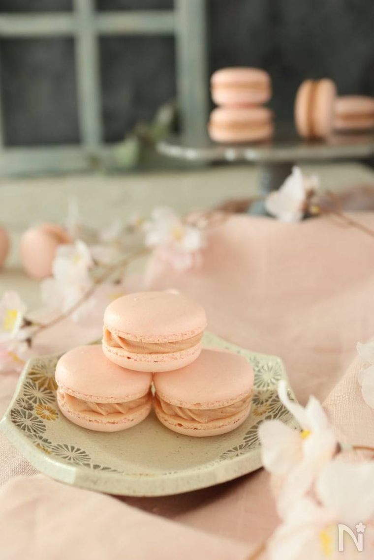 陶器に盛り付けた桜のマカロン