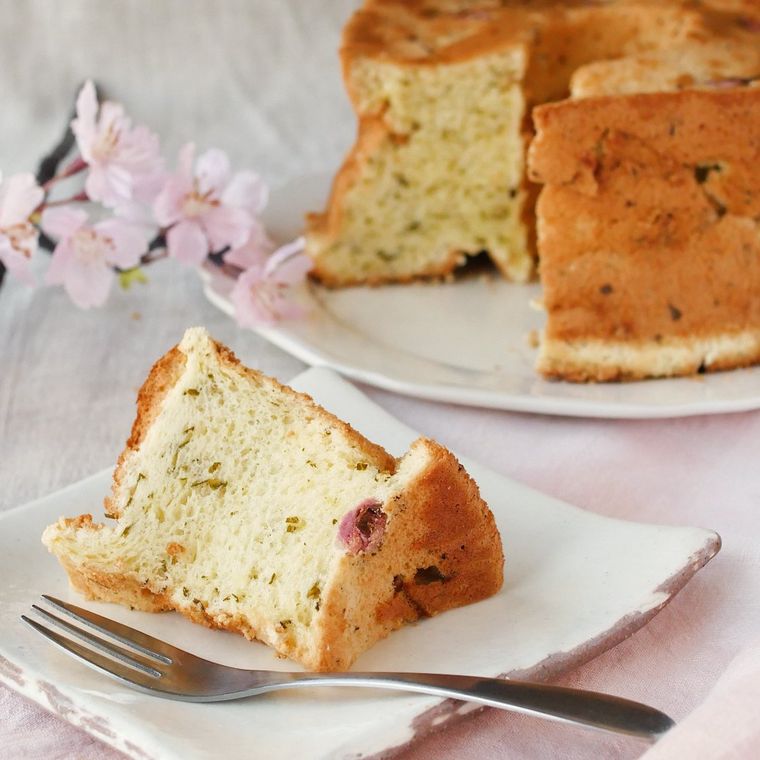 角皿に盛り付けたさくらのシフォンケーキ