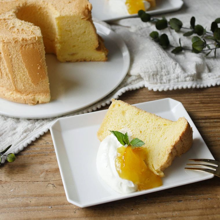 クリームやミントがトッピングされたシフォンケーキ